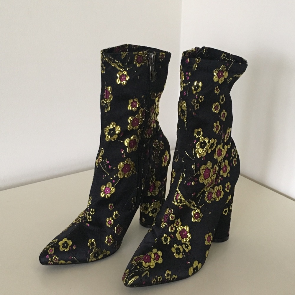 Cape Robin Embroidered Cherry Blossom Boots 🌸